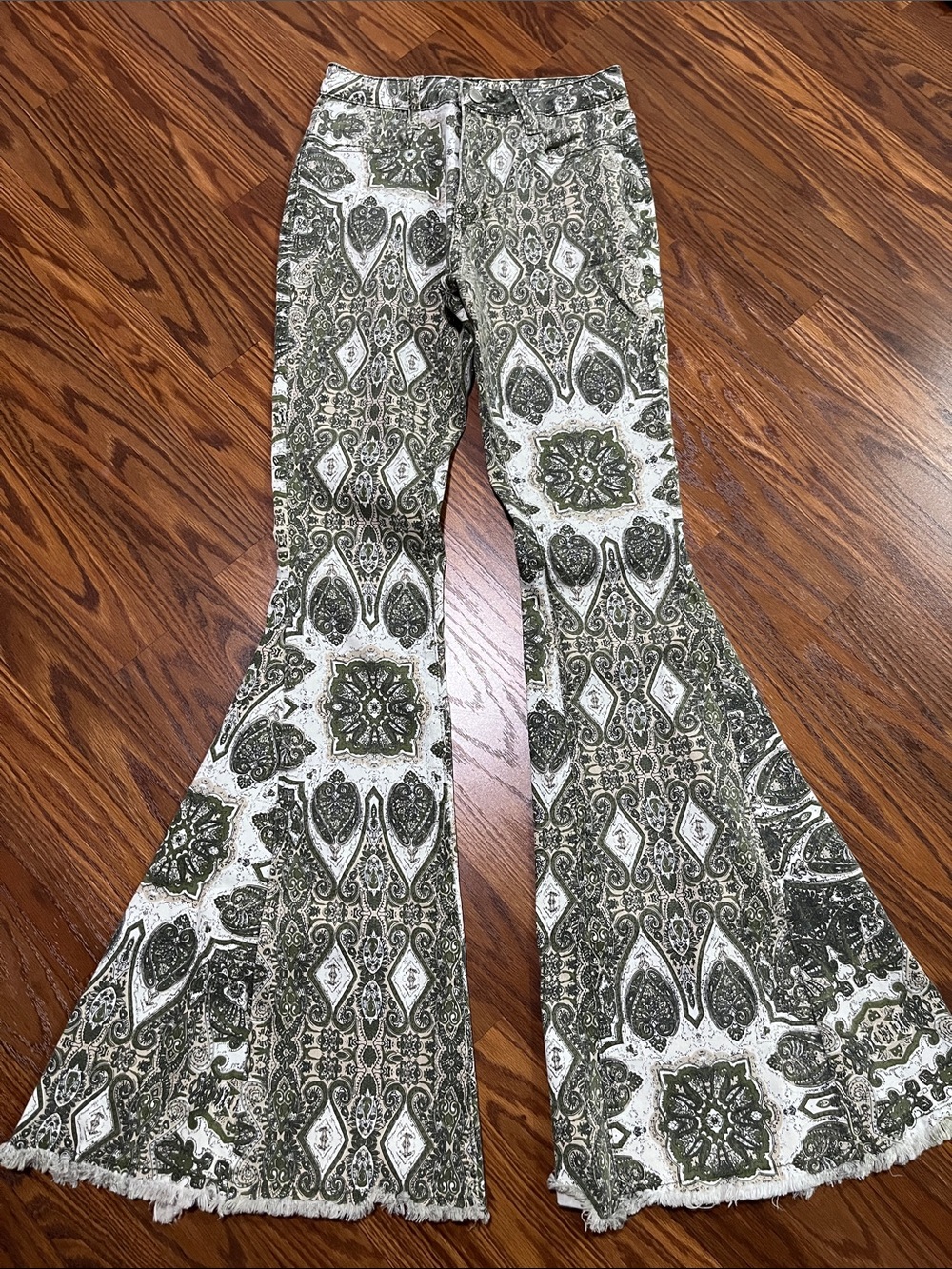 Boutique SAINTS & HEARTS Boho Olive Green Patterned Flare Jeans size small